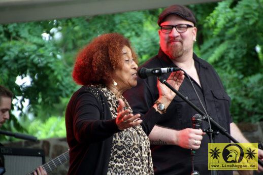 Doreen Shaffer (Jam) and Dr. Ring Ding with The Magic Touch 19. This Is Ska Festival - Wasserburg, Rosslau 27.06.2015 (4).JPG